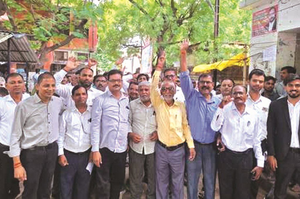 आक्रोशित अधिवक्ताओं ने तहसील में की नारेबाजी