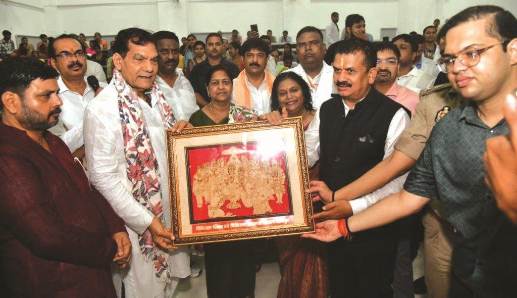 सेवा पखवाड़ा के अंतर्गत ऊर्जा मंत्री ने चौकिया धाम में लगाया झाड़ू