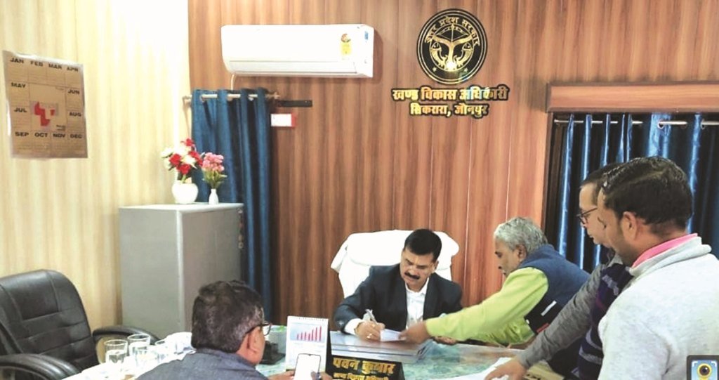 जिलाधिकारी ने खण्ड विकास कार्यालय का किया निरीक्षण जिलाधिकारी ने खण्ड विकास कार्यालय का किया निरीक्षण
