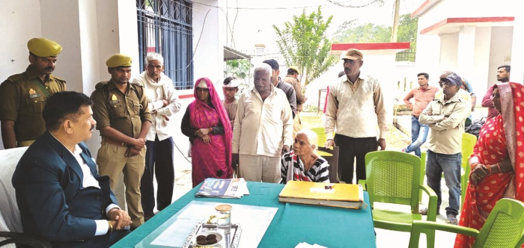 समाधान दिवस पर डीएम ने सुनी फरियादियों की समस्या समाधान दिवस पर डीएम ने सुनी फरियादियों की समस्या
