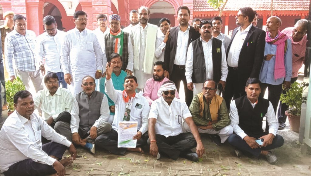 किसानों को मुआवजा दिए जाने की मांग पर कांग्रेस का प्रदर्शन