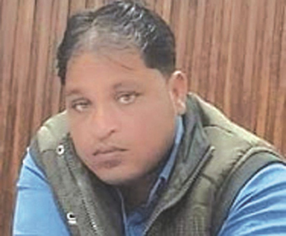 तेज रफ्तार कार के टक्कर से सफाईकर्मी की मौत, दूसरा घायल