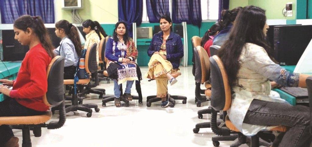 छात्राओं को मिल रहा तकनीकी सशक्तिकरण का प्रशिक्षण