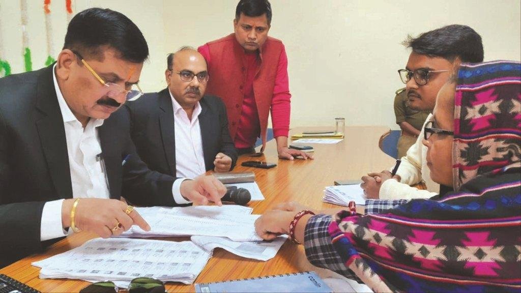 जिलाधिकारी ने किया विशेष प्रगाढ़ पुनरीक्षण का निरीक्षण