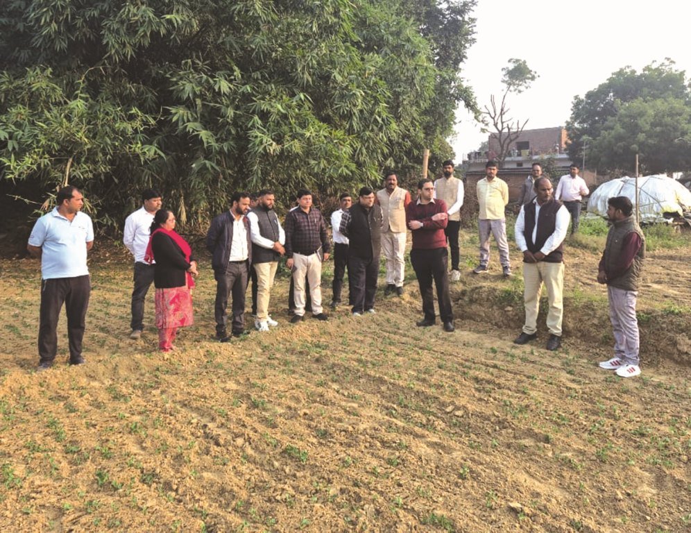 कृषि कार्यों में तेजी लाने के लिए सीडीओ ध्रुव खाड़िया सिकरारा क्षेत्र का दौरा, किसानों से सीधे संवाद