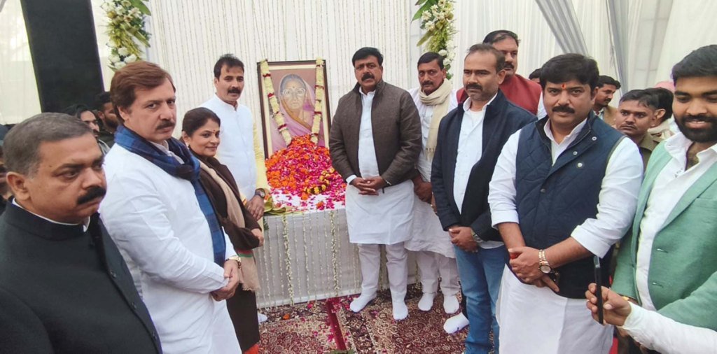 पूर्व सांसद धनंजय सिंह की माता की पुण्यतिथि पर श्रद्धांजलि देने उमड़ी भीड़ पूर्व सांसद धनंजय सिंह की माता की पुण्यतिथि पर श्रद्धांजलि देने उमड़ी भीड़