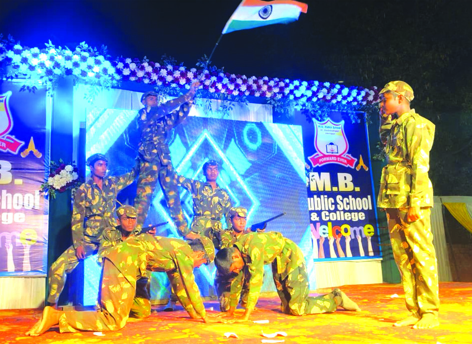 स्थानीय पकड़ी स्थित एमबी पब्लिक स्कूल एंड कॉलेज में वार्षिकोत्सव धूमधाम से आयोजित हुआ।