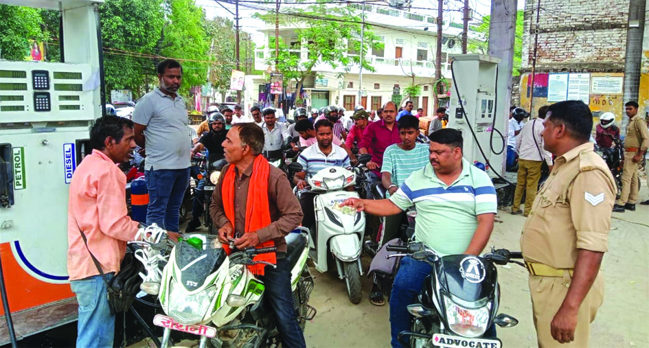 jaunpur-petrol-pump-line.jpg जौनपुर पेट्रोल पंप पर लगी लंबी कतार