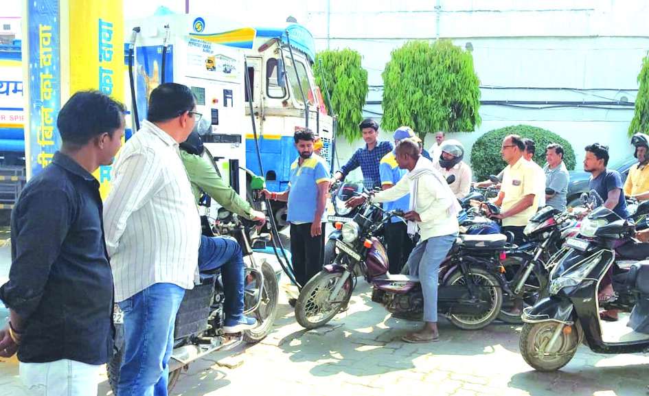 jaunpur-petrol-pump-line.jpg Jaunpur petrol diesel availability news