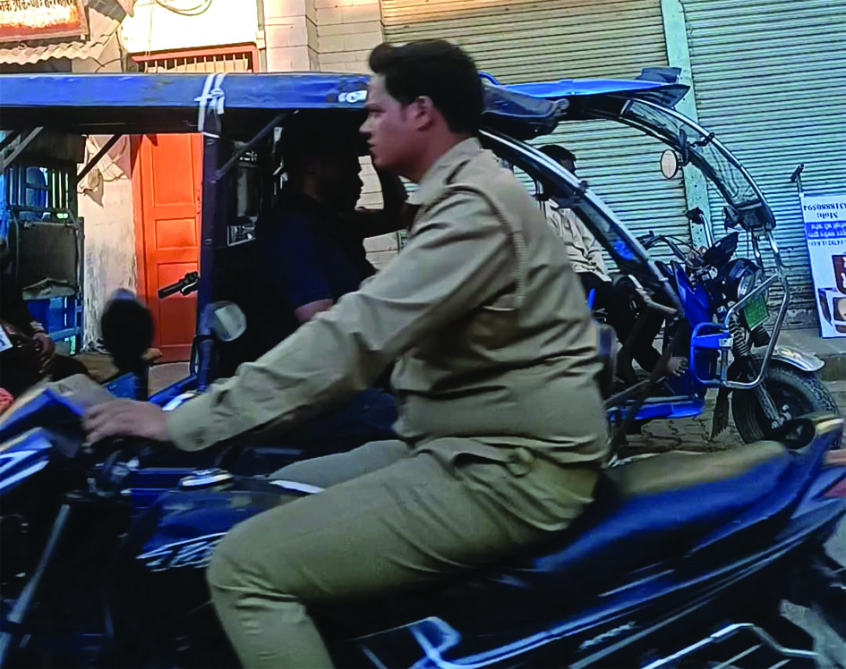 Jaunpur police riding bike without helmet traffic rule violation