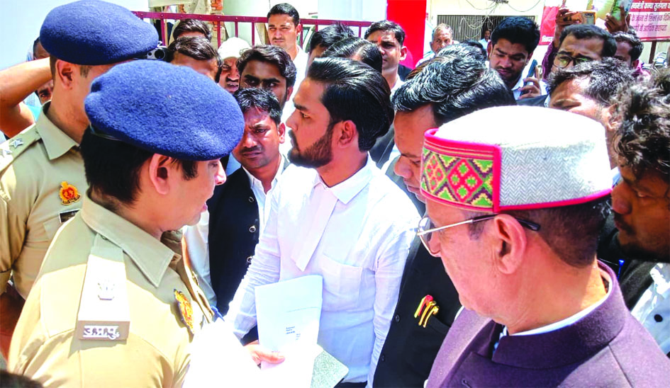 रिंकू सिंह पर जानलेवा हमला और अधिवक्ताओं का ज्ञापन जौनपुर