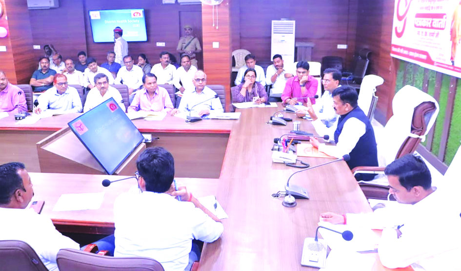 जिलाधिकारी डॉ. दिनेश चंद्र की अध्यक्षता में संचारी रोग नियंत्रण अभियान की बैठक