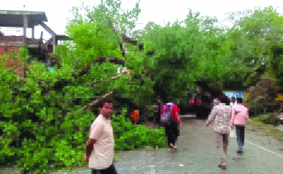 जौनपुर में आंधी और बारिश के बाद बदला मौसम, लोगों को गर्मी से राहत