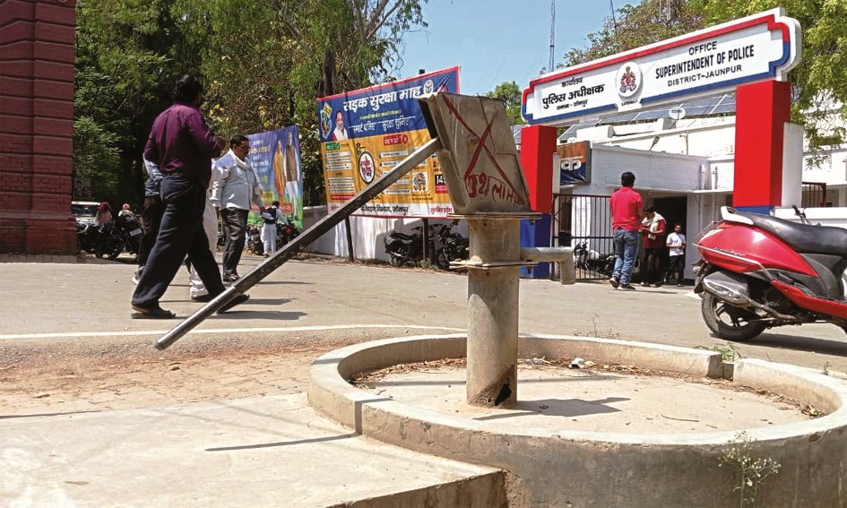 जौनपुर कलेक्ट्रेट कचहरी परिसर में खराब पड़ा इंडिया मार्का हैंडपंप