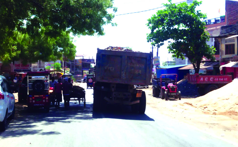 जौनपुर में नदी किनारे कचरा डंपिंग गोमती नदी किनारे कचरे के ढेर जौनपुर