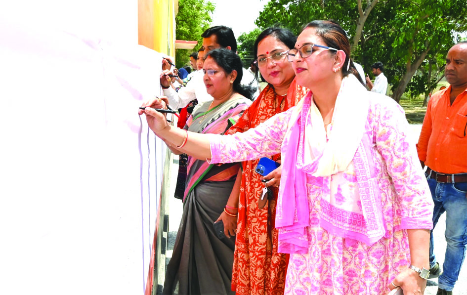 जौनपुर के पूर्वांचल विश्वविद्यालय में नारी शक्ति वंदन एक्ट के समर्थन में हस्ताक्षर अभियान