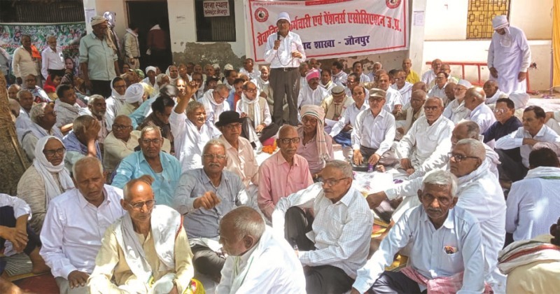 Pensioners protest in Jaunpur demanding pay commission inclusion