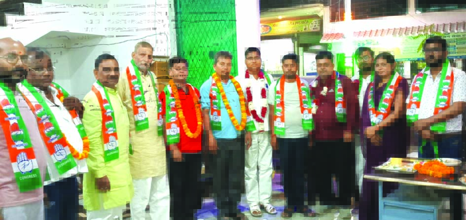 मुंगराबादशाहपुर में कांग्रेस सदस्यता कार्यक्रम में शामिल नेता और कार्यकर्ता