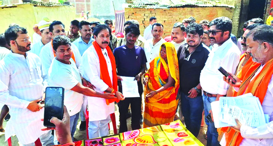 varanasi-leopard-attack-help.jpg वाराणसी तेंदुए के हमले में घायल ग्रामीणों को मंत्री की सहायता