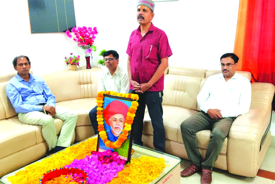 फुले जयंती कार्यक्रम पूर्वांचल विश्वविद्यालय जौनपुर पूर्वांचल विश्वविद्यालय में महात्मा ज्योतिबा फुले जयंती पर आयोजित कार्यक्रम