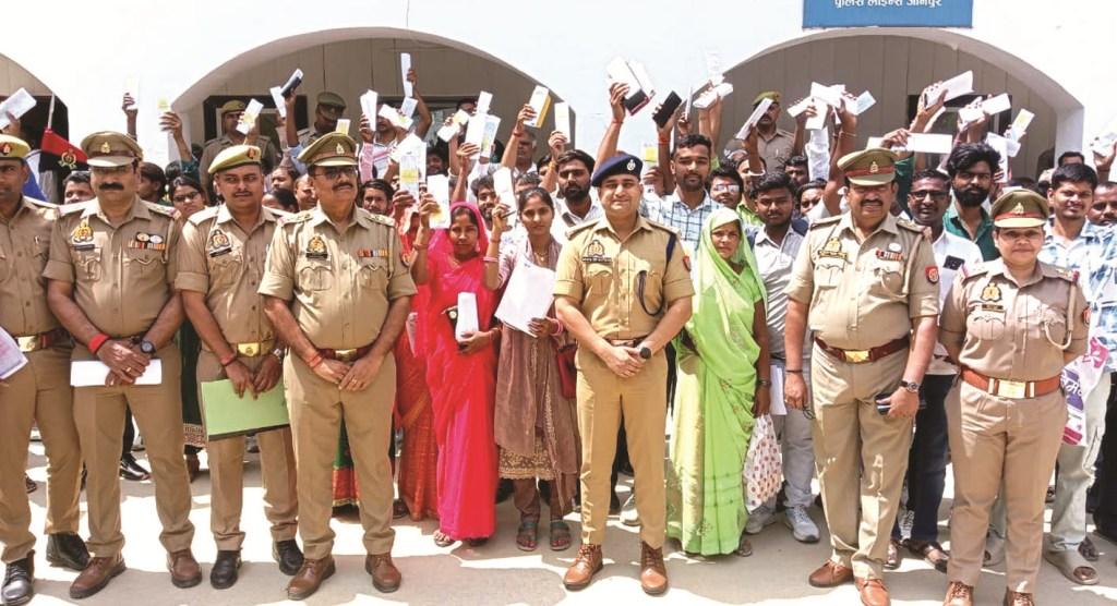jaunpur-police-mobile-recovery.jpg जौनपुर पुलिस द्वारा बरामद किए गए 240 मोबाइल फोन मालिकों को सौंपते हुए