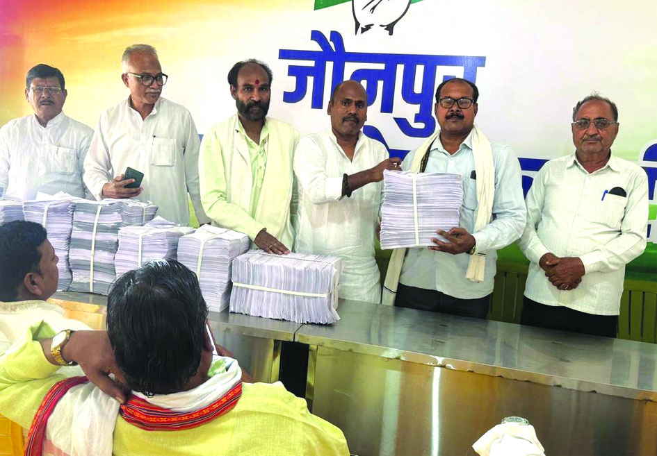 jaunpur-congress-voter-list-review-meeting.jpg जौनपुर में कांग्रेस पदाधिकारी मतदाता सूची का अध्ययन करते हुए बैठक में शामिल