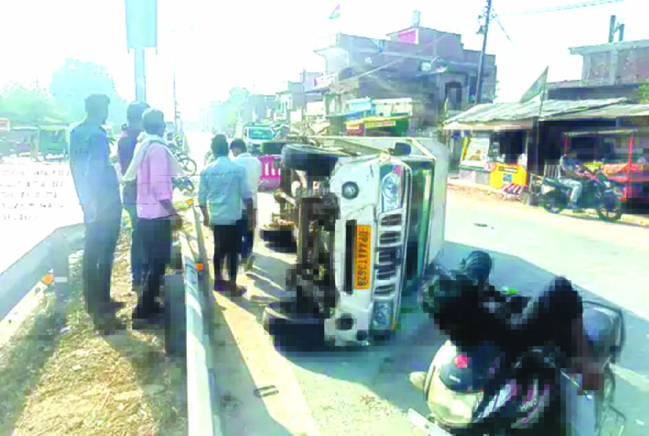jaunpur accident news lakhauwa bazar pickup overturned