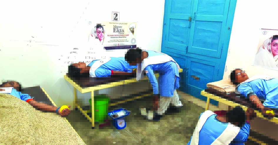 जौनपुर में मानव एकता दिवस पर आयोजित रक्तदान शिविर में रक्तदान करते युवा