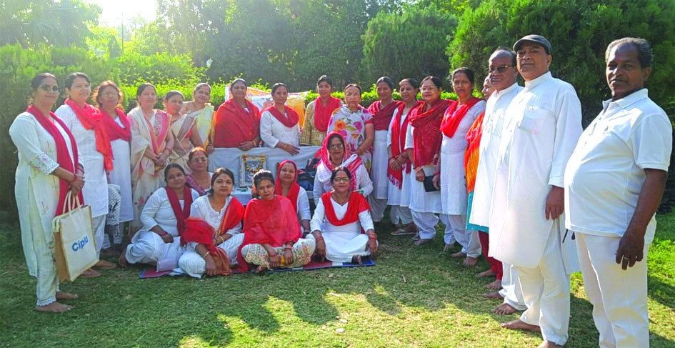 Yoga Sansthan 60th Foundation Day Jaunpur जौनपुर भगत सिंह पार्क में भारतीय योग संस्थान का 60वां स्थापना दिवस मनाते योग साधक