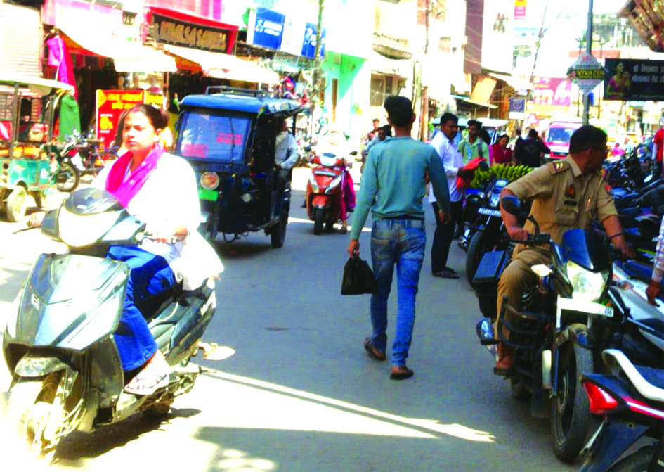 जौनपुर ट्रैफिक कैमरा और पुलिस नियम उल्लंघन विवाद जौनपुर में लगे हाईटेक ट्रैफिक कैमरे और नियम तोड़ती पुलिस पर उठते सवाल