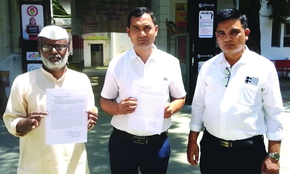 नवापुर गांव जौनपुर में सड़क निर्माण करते हुए आनंद उपाध्याय