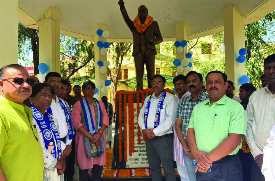 पूर्वांचल विश्वविद्यालय में डॉ. अंबेडकर जयंती पर कुलपति प्रो. वंदना सिंह श्रद्धांजलि देते हुए