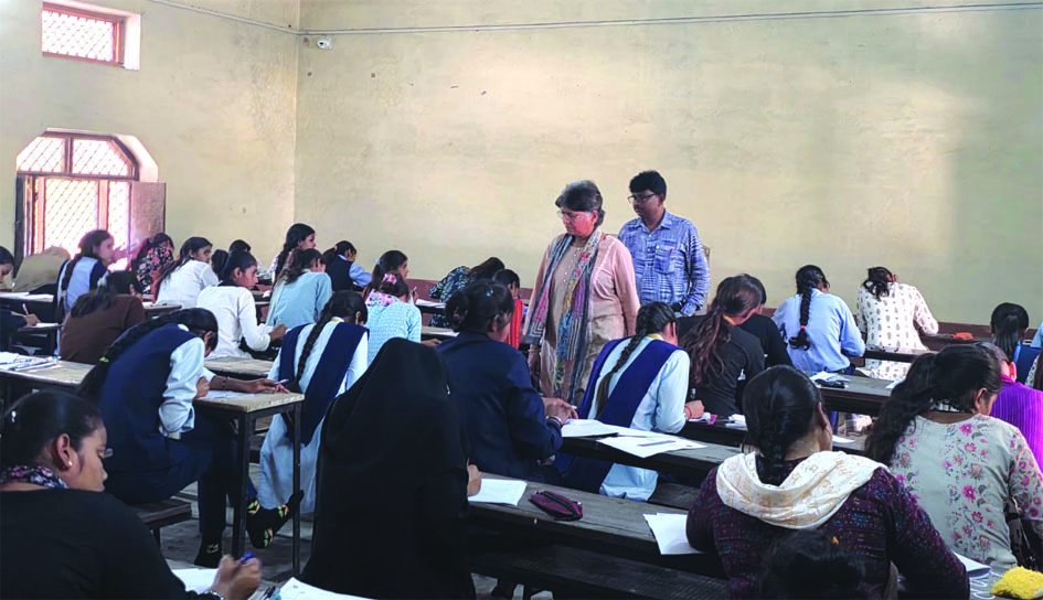 पूर्वांचल विश्वविद्यालय परीक्षा का कुलपति द्वारा निरीक्षण