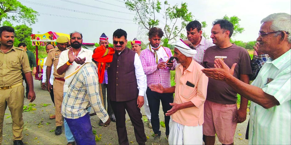 Jaunpur DM removed tree from blocked road गोपालापुर मार्ग पर आंधी से गिरे पेड़ को हटवाते जिलाधिकारी डॉ दिनेश चंद्र।