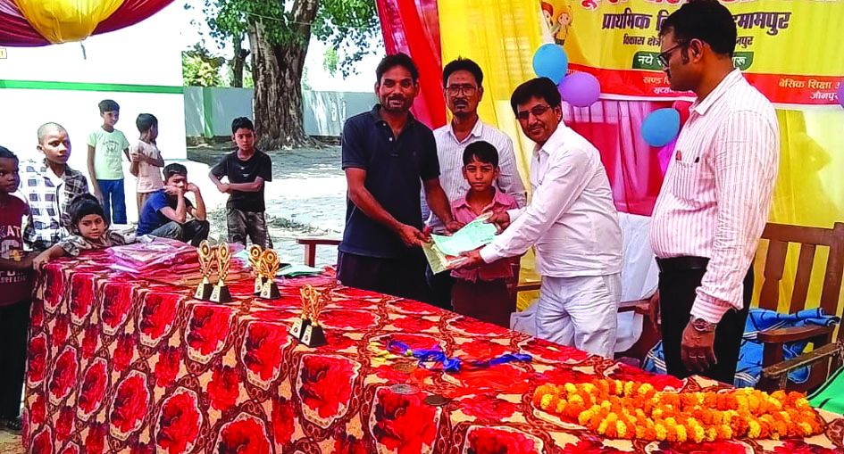 imamapur-school-namankan-utsav.jpg प्राथमिक विद्यालय इमामपुर खुटहन में नामांकन उत्सव के दौरान छात्रों को सम्मानित करते हुए