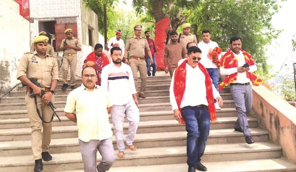 जौनपुर में डीएम डॉ दिनेश चंद्र द्वारा रिवर फ्रंट और शाही पुल का निरीक्षण