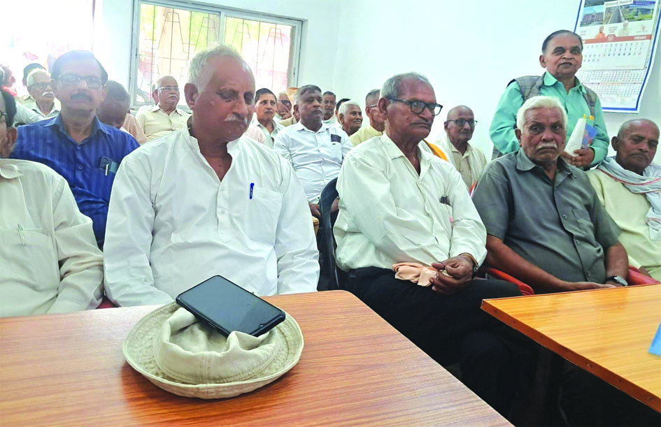 जौनपुर कलेक्ट्रेट परिसर में पेंशनर्स एसोसिएशन की बैठक