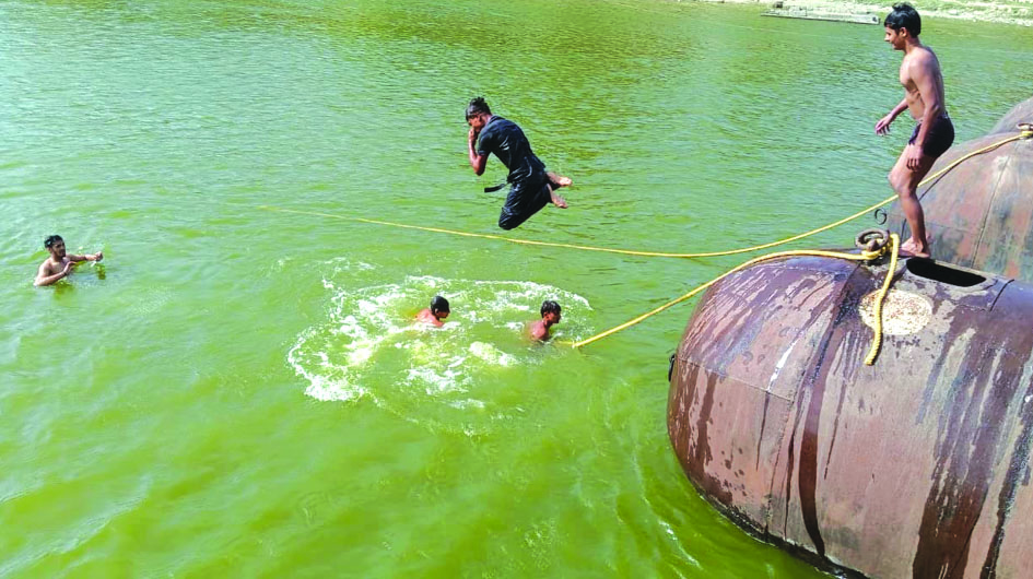 katghara-tutipur-pipa-pul-jaunpur-youth-stunt.jpg जौनपुर के कटघरा-तूतीपुर पीपा पुल से गोमती नदी में कूदते युवा