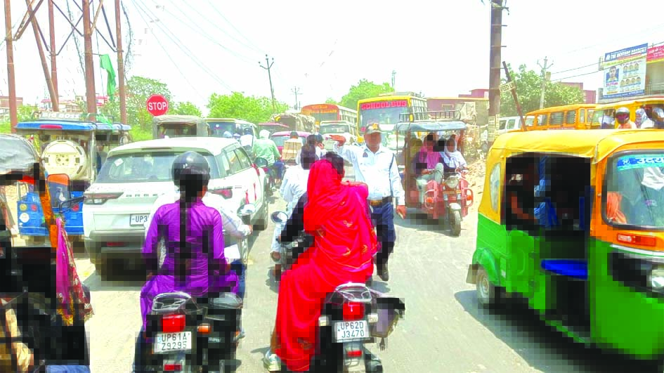 जौनपुर में सेंट पैट्रिक स्कूल के पास भीषण ट्रैफिक जाम