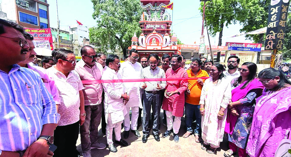 जौनपुर में फूड लाइसेंस कैम्प में रजिस्ट्रेशन करते व्यापारी