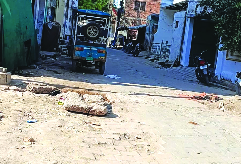 "खुली नालियां और गड्ढों से हादसे का खतरा"