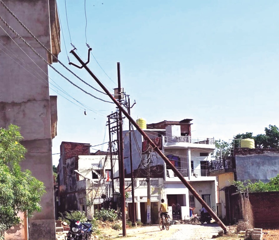 जौनपुर के प्रेमराजपुर में झुका हुआ टूटा हाईटेंशन बिजली खंभा