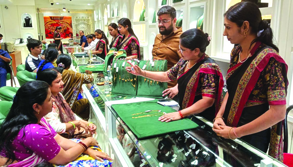 Jaunpur jewellery market Akshaya Tritiya crowd Gold shopping crowd Jaunpur festival Jewellery showroom rush Akshaya Tritiya