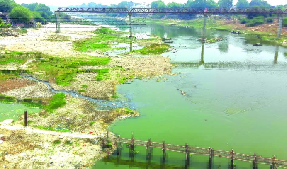 गोमती नदी जलस्तर गिरावट जौनपुर जल संकट सूखी नदी रेत के टीले