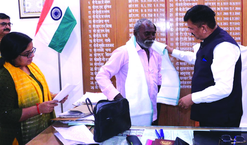 जौनपुर जनसुनवाई में जिलाधिकारी द्वारा समस्या का समाधान जौनपुर में जनसुनवाई के दौरान जिलाधिकारी ने दिव्यांग बुजुर्ग की समस्या का समाधान कराया