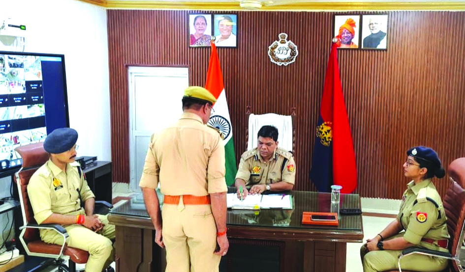 जौनपुर में एसएसपी परेड निरीक्षण करते हुए