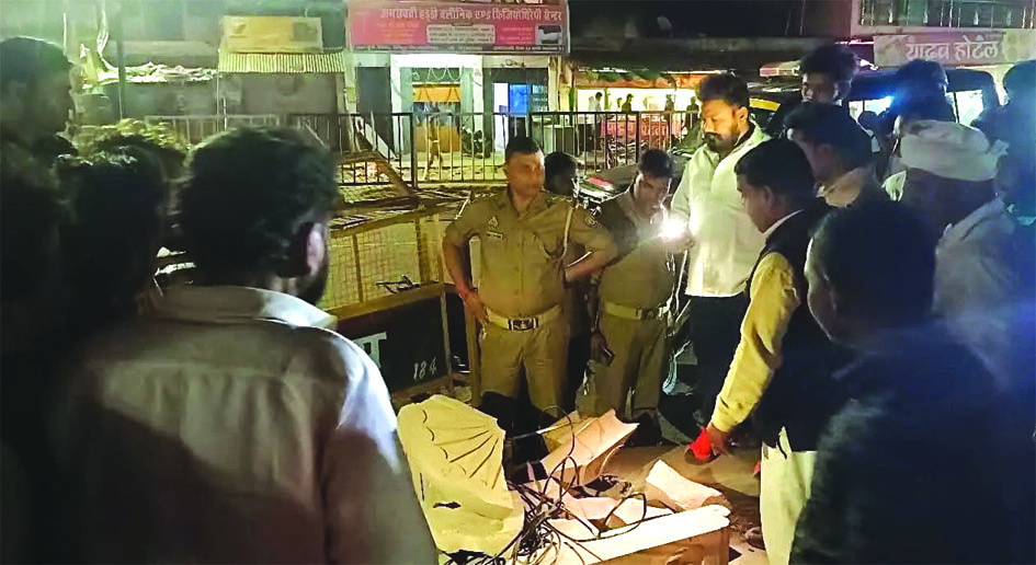 मछलीशहर में अशोक स्तंभ क्षतिग्रस्त: कंटेनर में फंसे तार से हुआ हादसा, लोगों में भारी आक्रोश