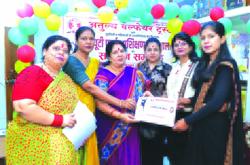 जौनपुर में निशुल्क सौंदर्य प्रशिक्षण कार्यशाला समापन समारोह में महिलाओं को प्रमाण पत्र देते अतिथि