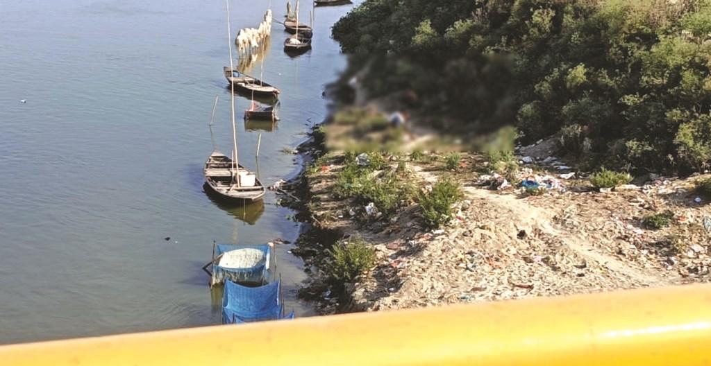 गोमती नदी जौनपुर में गंदगी और कचरा (Dirty Gomti River Banks Jaunpur).