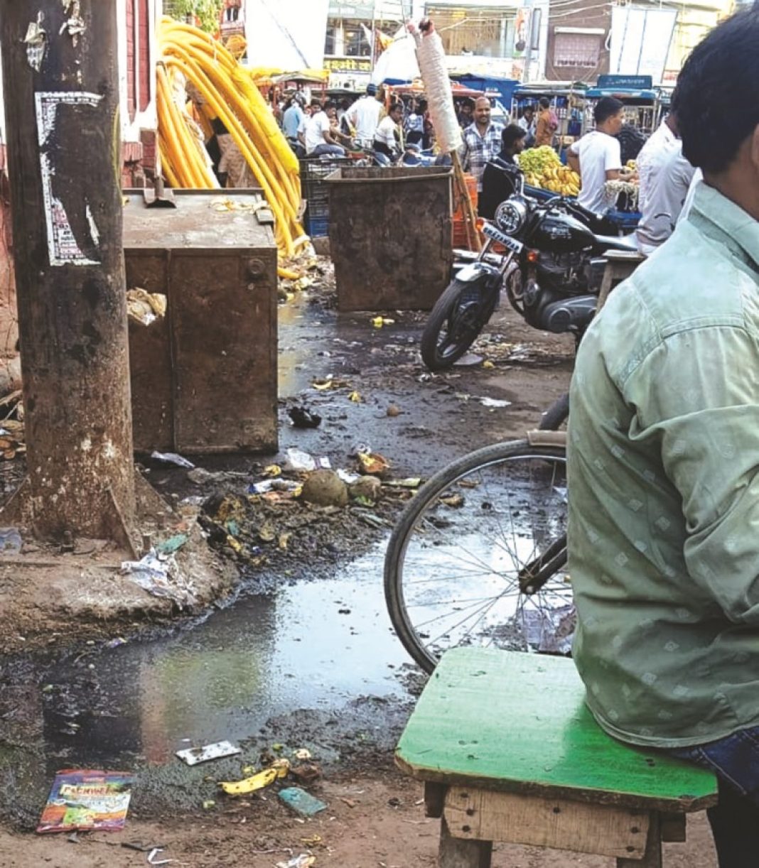 जौनपुर की हीरालाल गली में गंदगी और बजबजाती नाली
